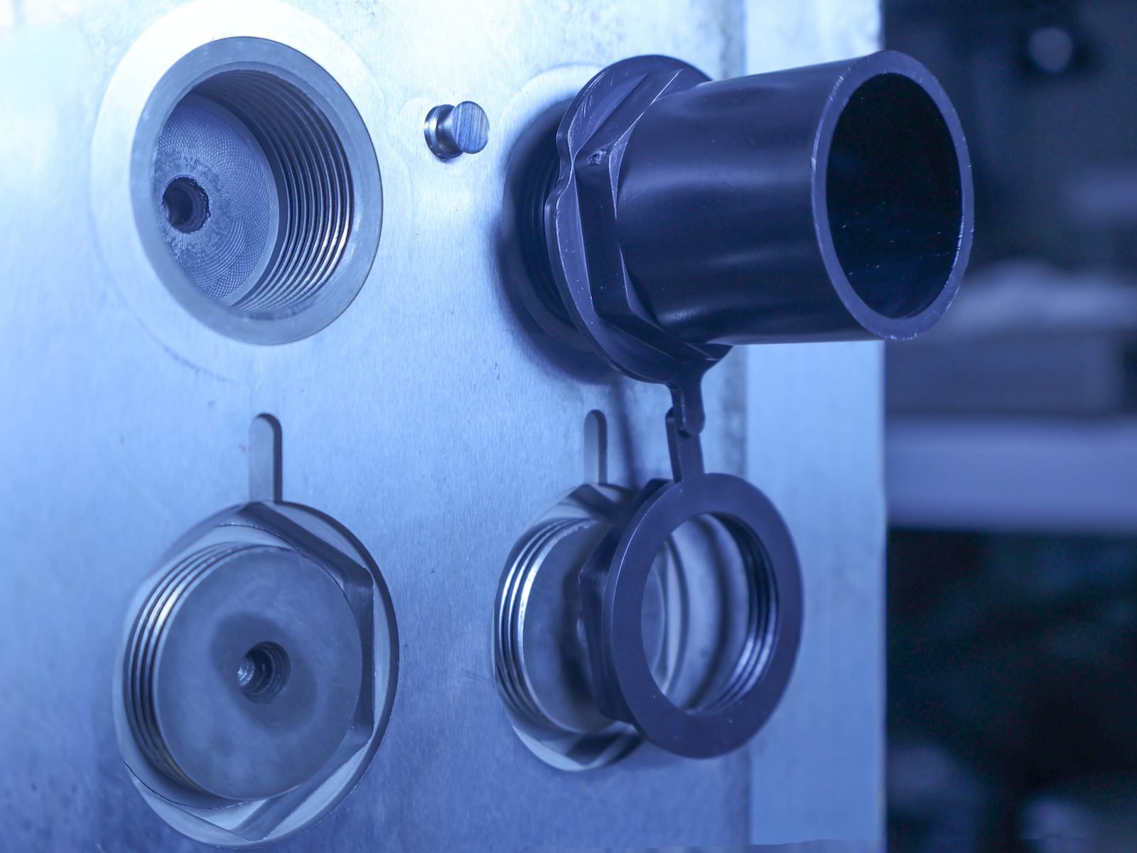 Detalle de roscas en matriz de conector eléctrico